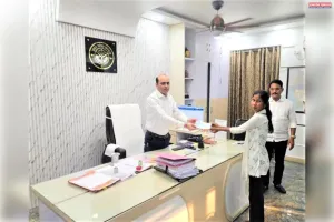 जिलाधिकारी ने अनाथ गोल्डी को 20 हजार रूपये का चेक प्रदान कर आर्थिक मदद की