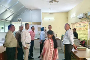 फार्मर रजिस्ट्री के विशेष कैम्प में अनुपस्थित लेखपाल को जिलाधिकारी ने स्पष्टीकरण जारी करने के दिये निर्देश