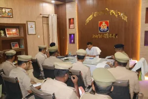 पुलिस अधीक्षक सोनभद्र द्वारा थाना रॉबर्ट्सगंज पर अर्दली रूम आयोजित, लंबित विवेचनाओं, जनशिकायतों, महिला अपराध व सड़क सुरक्षा (ZFD) की गहन समीक्षा