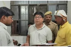 अनियंत्रित कार ने मारी टक्कर, 12 वर्षीय बालिका समेत 8 लोग गंभीर घायल; ग्रामीणों ने की पिटाई