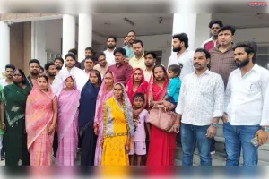 कैदी को मारने पीटने का आरोप, डीएम से मिली पत्नी