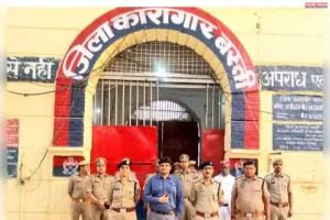 दो निवाले ज्यादा मांगने के जुर्म में जेल के आला अधिकारियों ने कैदी को पेड़ से बांधकर जानवरों की तरह पीटा