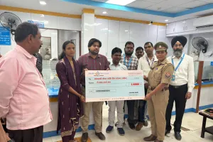 मृतक आश्रित ज्योति को दो लाख रुपये का मिला चेक