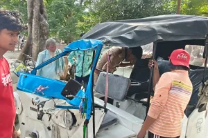 पडरौना में ई-रिक्शा और बाइक की टक्कर, 5 घायल; सभी की हालत में सुधार
