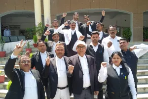 मिर्जापुर में अधिवक्ता साथी की गोली मारकर की गई हत्या पर वकील बिफरे