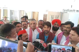 पूर्व जिला पंचायत अध्यक्ष समेत कई के खिलाफ मुकदमा दर्ज , विरोध में सपाईयों ने जिलाधिकारी  को सौपा ज्ञापन