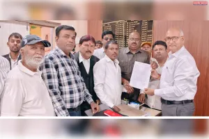 निजी स्कूलों की फीस वृद्धि के विरोध में अभिभावकों का प्रदर्शन, डीएम को सौंपा ज्ञापन