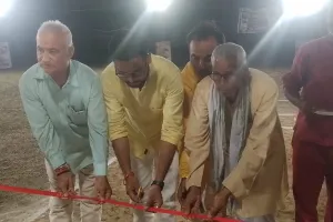 क्रिकेट टूर्नामेंट का तीसरा दिन बल्लेबाजी कर समाजसेवी विशाल सिंह ने किया शुभारंभ