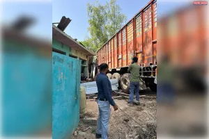 रफ्तार का कहर:अनियंत्रित ट्रक घर में घुसा, बड़ा हादसा टला – मकान क्षतिग्रस्त