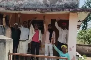 थम नहीं रहा है करहिया राजकीय होम्योपैथिक चिकित्सालय व एएनएम सेंटर   कार्यरत  चिकित्सकों व कर्मचारियों  की मनमानी , केन्द्र पर लटक रहा ताला, डॉक्टर सहित अन्य कर्मचारी  गायब