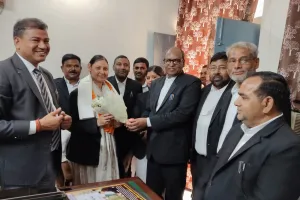 न्यायिक अधिकारियों का माल्यार्पण कर स्मृति चिन्ह, अंगवस्त्र देकर की गई भावभीनी विदाई