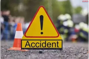 अंदावा चौराहे पर तेज रफ्तार का कहर: अनियंत्रित कार ने बाइक को मारी टक्कर, युवक गंभीर