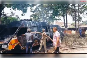 सीएचसी परिसर में आग लगने से दो एंबुलेंस जलकर राख