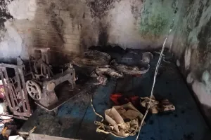 संदिग्ध परिस्थिति  में घर में  लगी  आग, लाखों का सामान जलकर हुआ खाक