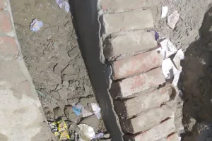 सुमरावा गांव में मानकहीन नाली निर्माण: घटिया सीमेंट और बिना पानी छिड़काव से निकलने लगी ईंटें 