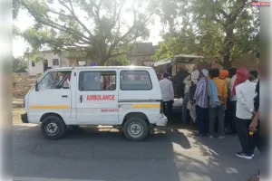 अज्ञात वाहन की टक्कर से बाइक सवार की मौत, एक गंभीर घायल