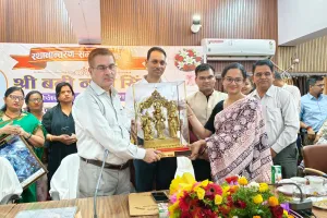 जिलाधिकारी बी0एन0 सिंह को कलेक्ट्रेट मीटिंग हाल में दी गयी भावभीनी विदाई,टीम भावना के साथ किये गये कार्य के प्रति किया गया आभार व्यक्त