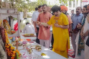 अक्षयवट में बागेश्वर धाम सरकार के दिव्य दर्शन