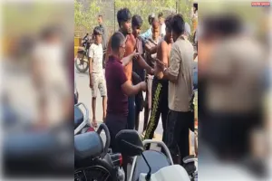 खुसरो बाग गेट पर बवाल: दुकानदारों और ई-रिक्शा चालकों में जमकर मारपीट, युवक ने फोड़ा सिर