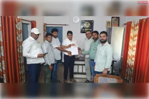 निगोहां इंडेन गैस एजेंसी के खिलाफ लामबंद हुए पत्रकार, घटतौली और अभद्रता के आरोपों पर एसडीएम को सौंपा ज्ञापन