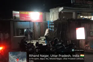 बीजपुर में रात 10 बजे के बाद  धड़ल्ले से बिक रही शराब, आधा शटर खोलकर वसूले जा रहे दोगुने  रुपये