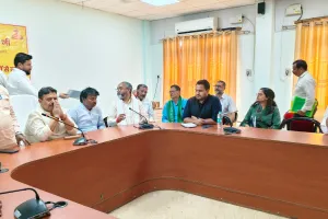 प्रभारी राज्य मंत्री (स्वतंत्र प्रभार) ने किया सर्किट हाउस में जनप्रतिनिधियों व अधिकारियों संग समीक्षा बैठक,   संबंधितो को दिये सख्त  निर्देश