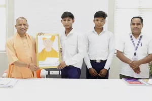 प्रधानाचार्य व थारू जनजाति के दो छात्रो ने सीएम योगी से किया शिष्टाचार भेट ,