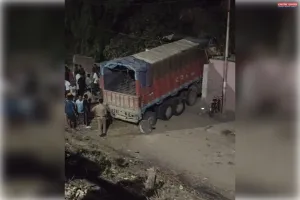 गंगोत्री नगर फ्लाईओवर पर टला बड़ा हादसा,ट्रक मकान में घुसा