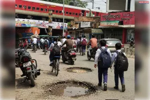 निरंजन रेलवे ब्रिज के नीचे गड्ढों से राहगीर परेशान