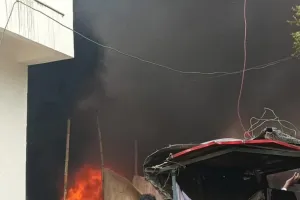 करेली के मुर्गा दरबार क्षेत्र में भीषण आग, छोटू लाल की दुकान जलकर राख।