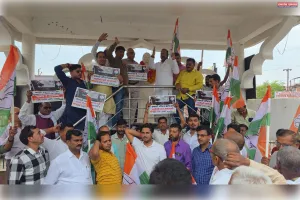 कांग्रेसियों ने स्मार्ट प्रीपेड मीटर को लेकर किया प्रदर्शन