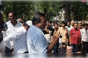 सरोजनी नायडू मार्ग पर 'अर्बन बाजार' के खिलाफ सड़क पर उतरे पटरी दुकानदार