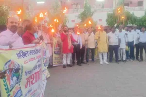 गोरखपुर में टीईटी अनिवार्यता के खिलाफ शिक्षकों का उग्र प्रदर्शन, मशाल जुलूस से सरकार को चेतावनी