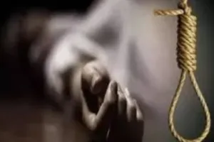  गोरखपुर ग़ोला क्षेत्र में रहस्यमयी हालात में 28 वर्षीय विवाहिता की मौत,,एक साल की मासूम हुई बेसहारा 