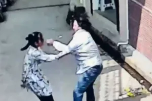 गोरखपुर : दिनदहाड़े ज्वेलर्स शॉप में लूट, नाबालिग बेटी की शेरनी जैसी बहादुरी ने चोरी रुकी, बदमाश भागे लेकिन इज्जत बची!