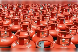 देश को महंगाई का झटका, कमर्शियल LPG की कीमतों में ₹195.5 की बढ़ोतरी