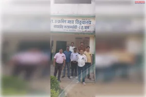 वेतन भुगतान नहीं होने पर शिक्षकों का काला बिल्ला लगाकर विरोध प्रदर्शन