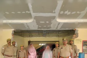 मानव तस्करी गिरोह पर सोनभद्र पुलिस का बड़ा प्रहार ,काम दिलाने के बहाने युवती को बेचने वाली दो महिलाओं को किया गिरफ्तार