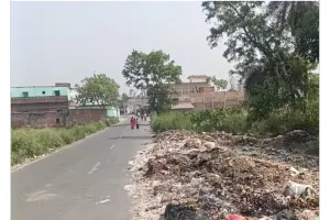 जटहां: नाक दबाकर गुजरने को मजबूर लोग! जटहां–कटाई भरपुरवा मार्ग पर कूड़े का पहाड़ बना आफत