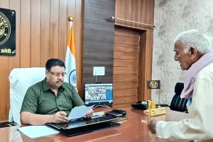 जनसुनवाई में जिलाधिकारी ने सुनीं शिकायतें, समयबद्ध व गुणवत्तापूर्ण निस्तारण के दिए निर्देश