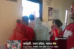 कटेहरी सीएचसी में डॉक्टर की लेटलतीफी से मरीज बेहाल 
