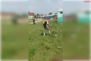 सार्वजनिक शौचालय के पास कूड़े का अंबार, लोगों में नाराजगी