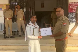 एक साल बाद पीड़ित को वापस मिले 7500 रुपये, पुलिस की सक्रियता से मिली राहत