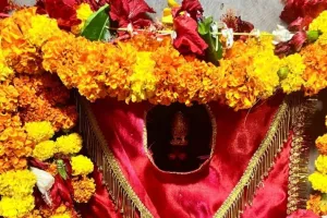 गड़बड़ा धाम में शीतला माता के दर्शन को उमड़ी श्रद्धालुओं की भीड़