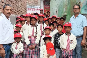 स्कूल के बच्चों में टोपी वितरण चुनार, मीरजापुर। 