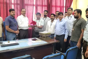 अधिकारियों तथा विभिन्न ट्रेड यूनियनों के पदाधिकारियों ने पुष्प गुच्छ भेंटकर नवागत महाप्रबंधकों का किया स्वागत