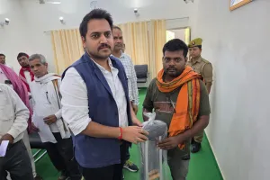 जनसुनवाई में जिलाधिकारी ने दिव्यांगजन को प्रदान की बैसाखी, प्रात्रता के अनुसार प्रदेश सरकार की जन कल्याणकारी योजनाओं से लाभान्वित करने के दिये निर्देश