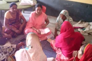 लू से बचाव के लिए सोनभद्र विकास समिति ने महिला समूहों को किया जागरूक