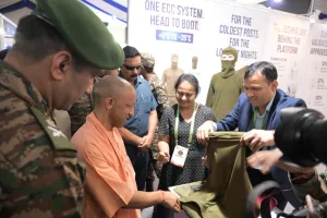 मुख्यमंत्री  ने रक्षा प्रदर्शनी का किया अवलोकन, उभरती स्वदेशी क्षमताओं को सराहा।