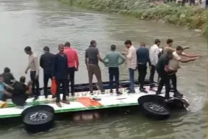 श्रमिकों को लेजाती हुई मिनी बस बिधनू नहर में गिरी, सभी को सुरक्षित बाहर निकाला गया 